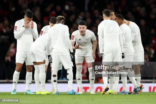 Declan Rice of Arsenal speaks with teammates in a huddle prior to the Emirates FA Cup Third Round match between Arsenal and Liverpool at Emirates...
