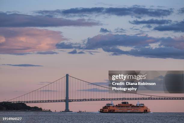 the staten island ferry in new york harbor by the verrazano bridge - staten island ferry stockfoto's en -beelden