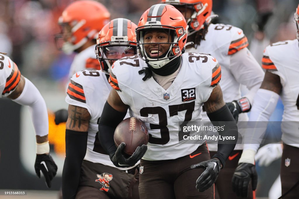 Anthony Rabe Cincinnati D'Anthony Bell of the Cleveland Browns celebrates after an... News ...