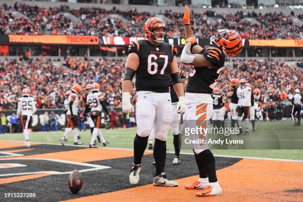 Joe Mixon of the Cincinnati Bengals celebrates after a touchdown with Cordell Volson during the first quarter in the game against the Cleveland...