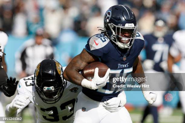 Chigoziem Okonkwo of the Tennessee Titans runs with the ball during the first quarter against the Jacksonville Jaguars at Nissan Stadium on January...