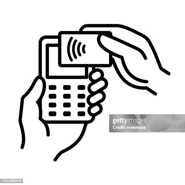 ilustraciones, imágenes clip art, dibujos animados e iconos de stock de pago sin contacto con las manos sosteniendo una tarjeta y un lector de tarjetas - comunicación de campo cercano