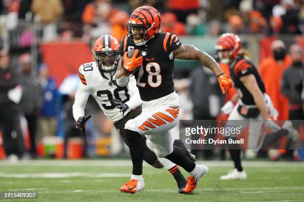 Joe Mixon of the Cincinnati Bengals runs the ball during the third quarter in the game against the Cleveland Browns at Paycor Stadium on January 07,...