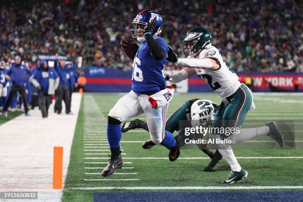 Saquon Barkley of the New York Giants scores a touchdown during the second quarter in the game against the Philadelphia Eagles at MetLife Stadium on...