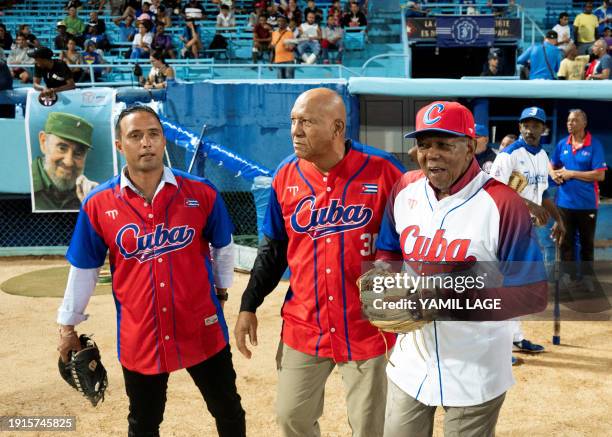 Cuban former baseball player Tony Oliva , member of the MLB Hall of Fame, poses for a photo with sports glories Pedro Medina and Frank Camilo Morejon...