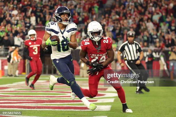 Tyler Lockett of the Seattle Seahawks catches a touchdown during the fourth quarter against the Arizona Cardinals at State Farm Stadium on January...