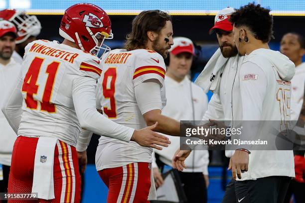 Patrick Mahomes, Travis Kelce congratulate James Winchester and Blaine Gabbert of the Kansas City Chiefs during a game against the Los Angeles...