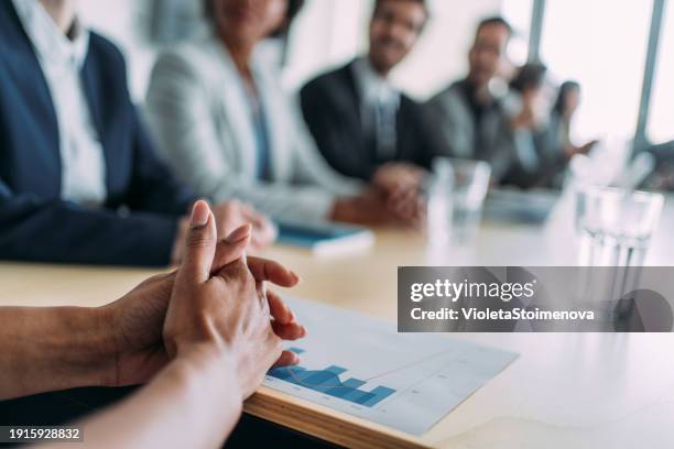personas de negocios en reunión en la oficina. - informe financiero fotografías e imágenes de stock