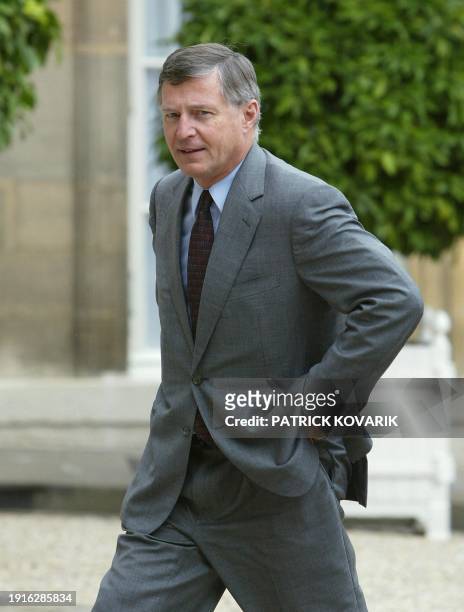Thierry Desmarest, PDG du groupe pétrolier Total, arrive au palais de l'Elysée, le 10 septembre 2003 à Paris, avant de participer à un déjeuner avec...