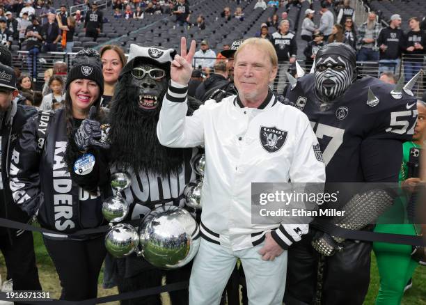 Gorilla Rilla Photos and Premium High Res Pictures - Getty Images