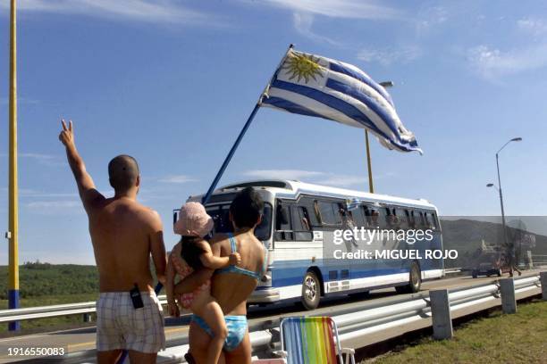 Bus carrying demonstrators against president Jorge Batlle passes Pan de Azucar, 30 km from Punta del Este, Uruguay, 24 January 2002. Parte de la...