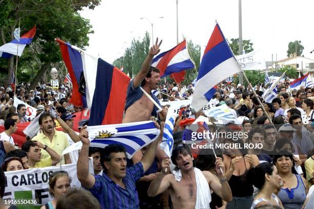 Demonstrators seen protesting the uruguayan president Jorge Batlle, in Maldonado, Uruguay, 24 January 2002. Manifestantes que protestan contra la...