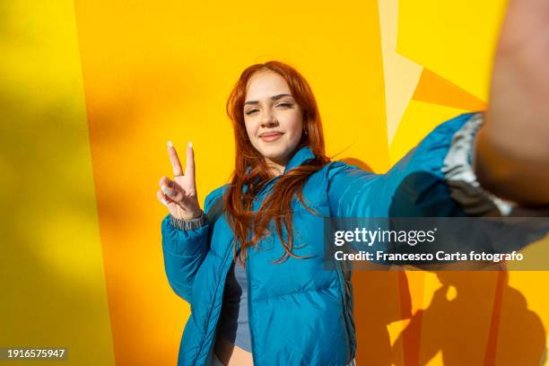 woman take a selfie outdoor and shows a peace sign - ângulo diferente imagens e fotografias de stock