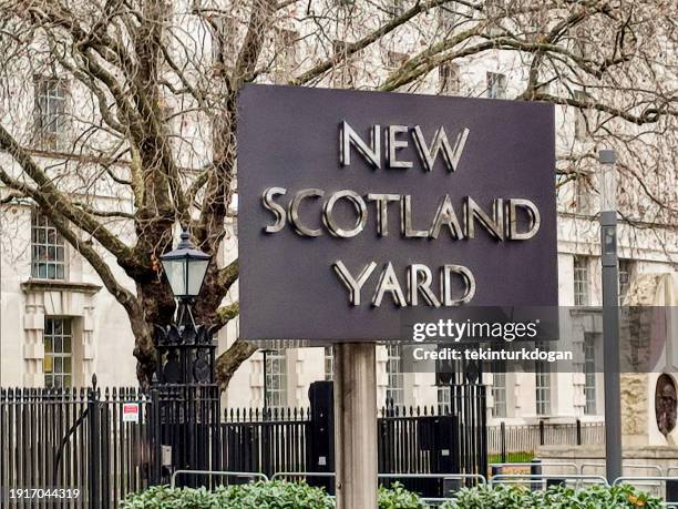 new scotland yard building and sign by thames at london england uk - thames embankment stock pictures, royalty-free photos & images