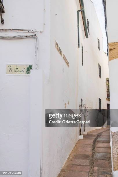 calleja del pañuelo in cordoba, one of the charming alleys of the old town (andalusia, spain) - pañuelo stock pictures, royalty-free photos & images
