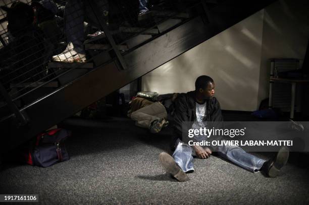 Des personnes sans-papiers occupent, le 14 octobre 2009, une agence d'intérim à Paris, pour réclamer leur régularisation. Cinq agences d'interim sont...