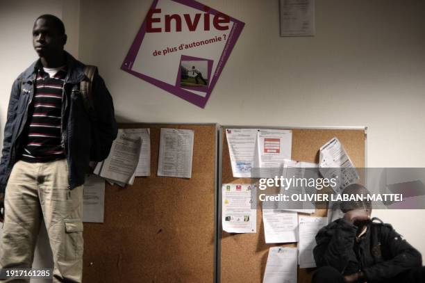 Des personnes sans-papiers occupent, le 14 octobre 2009, une agence d'intérim à Paris, pour réclamer leur régularisation. Cinq agences d'interim sont...