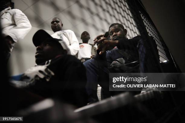 Des personnes sans-papiers occupent, le 14 octobre 2009, une agence d'intérim à Paris, pour réclamer leur régularisation. Cinq agences d'interim sont...