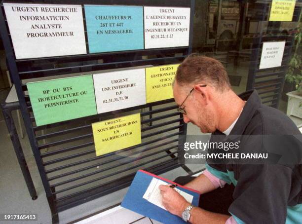 Un homme à la recherche d'un emploi relève,le 29 août, les offres affichées sur la devanture d'une agence d'interim à Caen. Après deux mois de hausse...