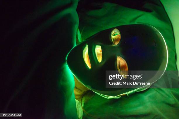 headshot of woman with light therapy facial mask - led stockfoto's en -beelden