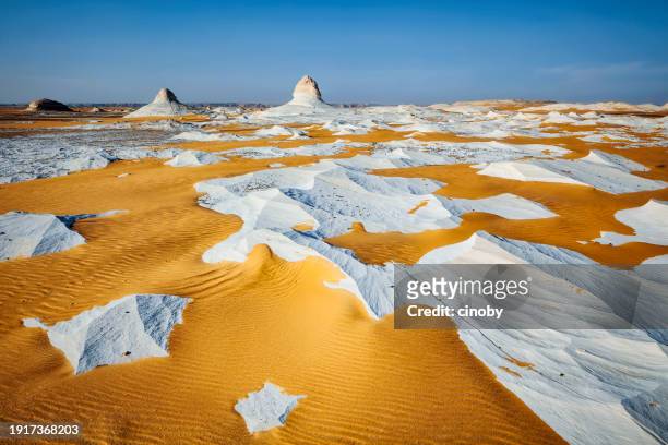 kalkstein im white desert nationalpark der westsahara in ägypten - nordafrika - western sahara stock-fotos und bilder