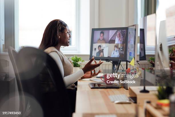cosa pensano tutti? - videoconferenza foto e immagini stock
