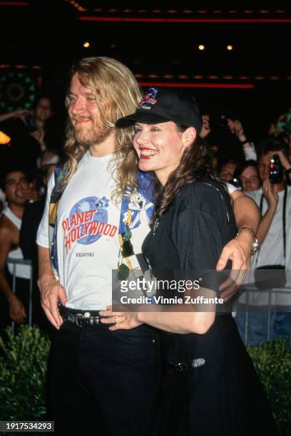 Finnish film director Renny Harlin, wearing a Planet Hollywood t-shirt, and his wife, American actress Geena Davis, who wears a Planet Hollywood...