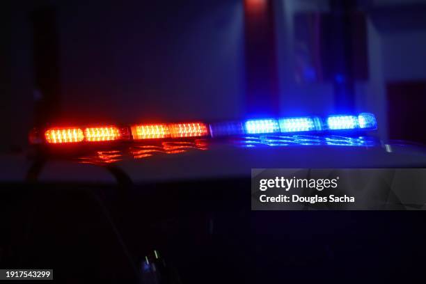 police car with bright lights and siren - politievoertuigverlichting stockfoto's en -beelden