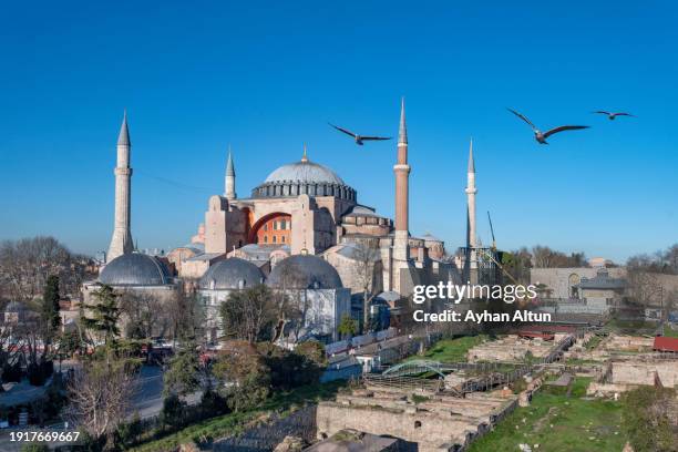 holy hagia sophia grand mosque(ayasofya) in fatih district of istanbul, turkey - hagia sophia stock-fotos und bilder