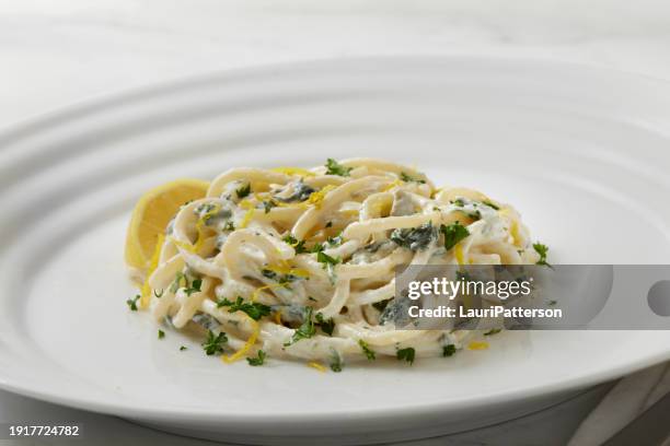 spaghetti crémeux à la ricotta, au citron et aux épinards - sauce à base de crème photos et images de collection