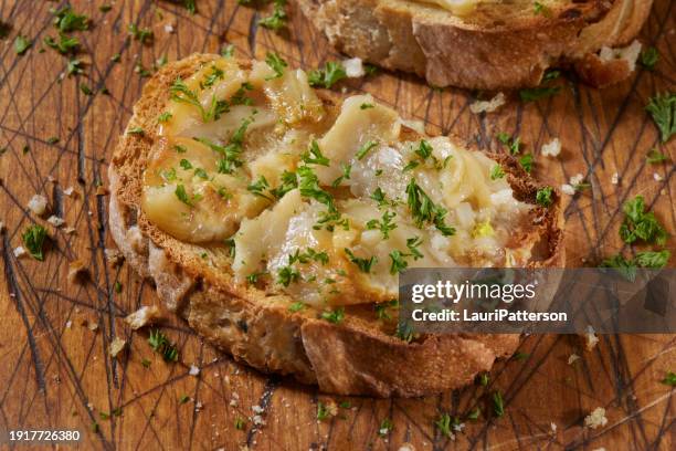 garlic confit - garlic bread stockfoto's en -beelden