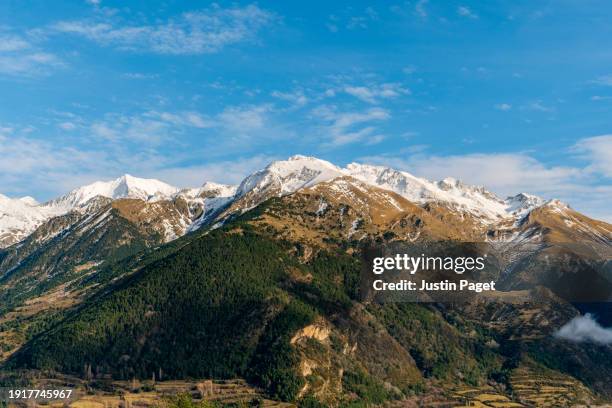 a beautiful snowcapped mountain landscape in the spanish pyrenees, close to the border with france. - pirineos fotografías e imágenes de stock
