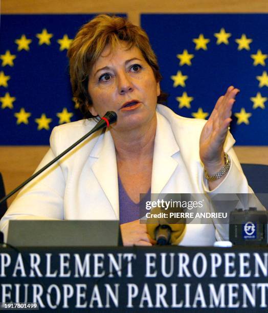 La ministre espagnole de la Santé et présidente en exercice du Conseil des ministres européens de la Santé, Celia Villalobos Talero, s'exprime, le 04...