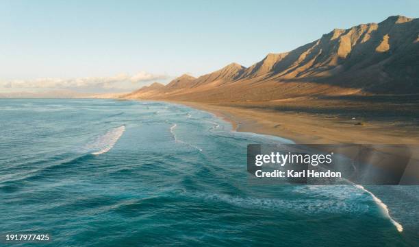 beach, sea and mountains - tidenhub stock-fotos und bilder