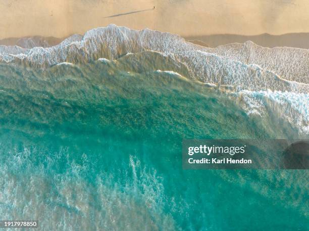 beach and sea - marea fotografías e imágenes de stock