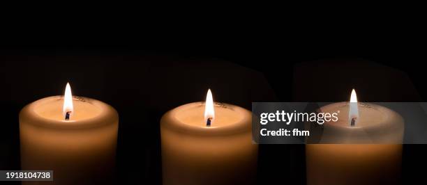 three candles in the darkness - evento de homenagem imagens e fotografias de stock