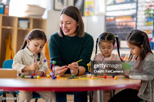 trabajando juntos - niño de edad preescolar fotografías e imágenes de stock