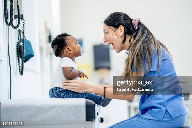 children's medical appointment - cuidados de saúde primários imagens e fotografias de stock
