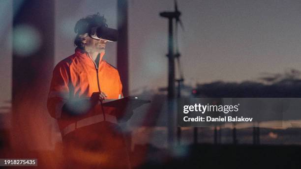 data scientist using ai in energy sector with vr headset. night shift - quantum computing stock pictures, royalty-free photos & images