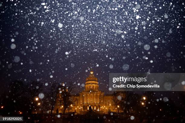 Light and steady snow falls on the Iowa State Capitol as preparations are made for several inches of snow to fall across the state on January 08,...