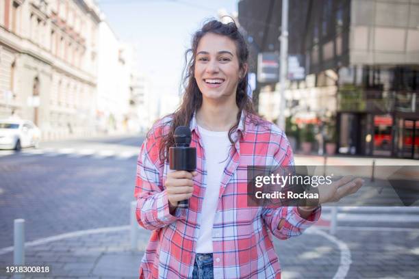 young tv reporter broadcasting live - media interview stockfoto's en -beelden