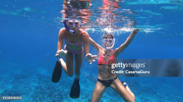 mutter und tochter beim schnorcheln - schwimmflosse stock-fotos und bilder