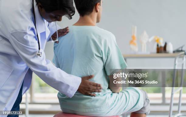 physiotherapists, middle-aged patients and limb surgeons, physiotherapists, orthopedic surgeons and nurses, assisting patients with injuries, osteoporosis and arthritis to recover. - orthopedics stock pictures, royalty-free photos & images