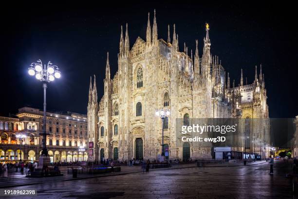 holidays in italy - piazza duomo in milan by night - catedral de milán fotografías e imágenes de stock