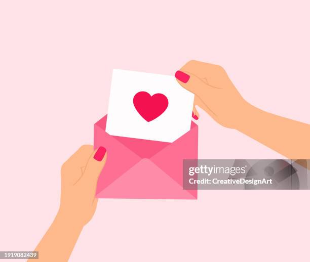 ilustrações, clipart, desenhos animados e ícones de mãos femininas segurando envelope aberto com cartão de felicitações do coração. conceito dia dos namorados - carta de amor