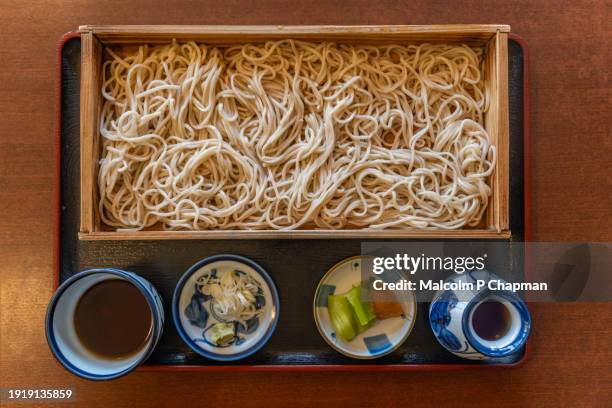 ita soba (buckwheat noodles), traditional yamagata style soba served in a box or tray - yamadera foto e immagini stock