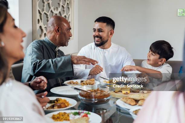 tre generazioni di fila - ramadan foto e immagini stock