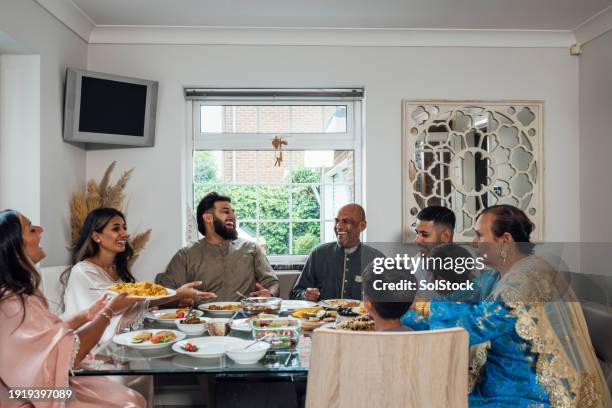 generationen genießen eid - pakistanische-kultur stock-fotos und bilder