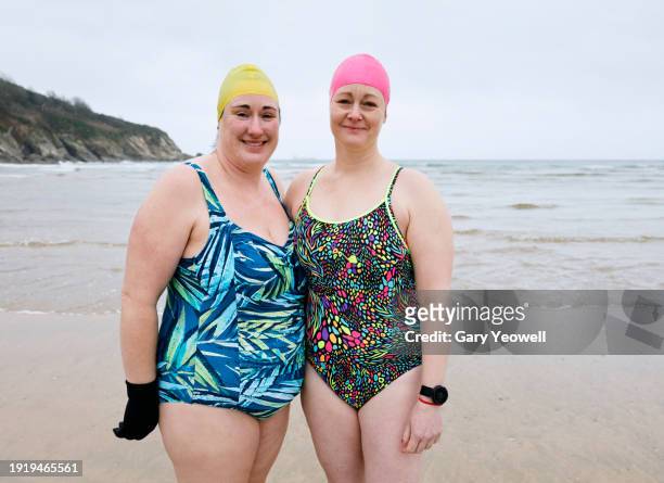 female open water swimmers by the sea in winter - horizon over water stock pictures, royalty-free photos & images