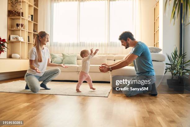 first steps of our baby - primeiros passos imagens e fotografias de stock